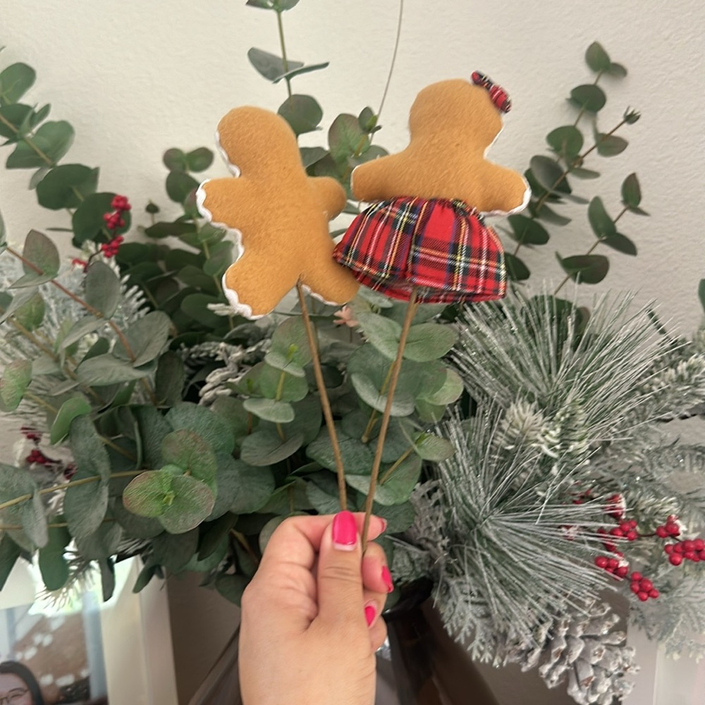 Christmas gingerbread boy girl picks garlands table scape floral centerpieces - Picture 6 of 6